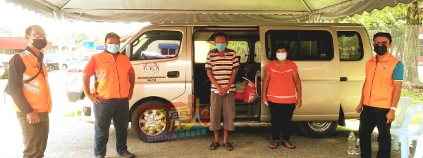 在完成新冠病毒的检测后，慕哈玛法伊罗（左2起）安排苏杰文与苏秀娟入住怡保收留流浪者中心。