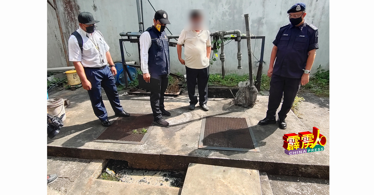 江沙一间麵厂因环境卫生欠佳，而遭卫生局官员（左及左2）採取进一步行动。右起奥马峇迪及华裔厂主。