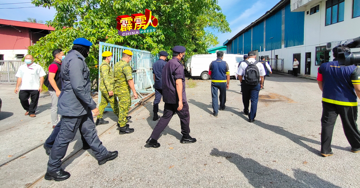 45名执法人员于週二（22日）突击检查江沙多间工厂及商店，确保有遵守防疫指南。