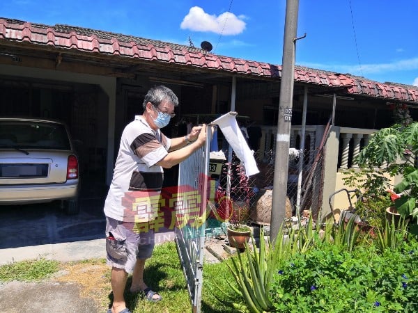 黄元顺指出，他在住家门口处挂上白色旗子后，引起社会关注，并有7组热心人士捐助他干粮。