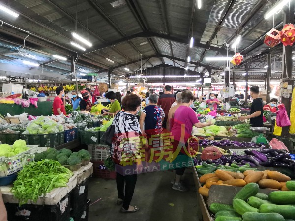 怡保市巴刹小贩披露，自金马崙甘榜拉惹5个地区宣布落实强管令后，菜价也受到影响。