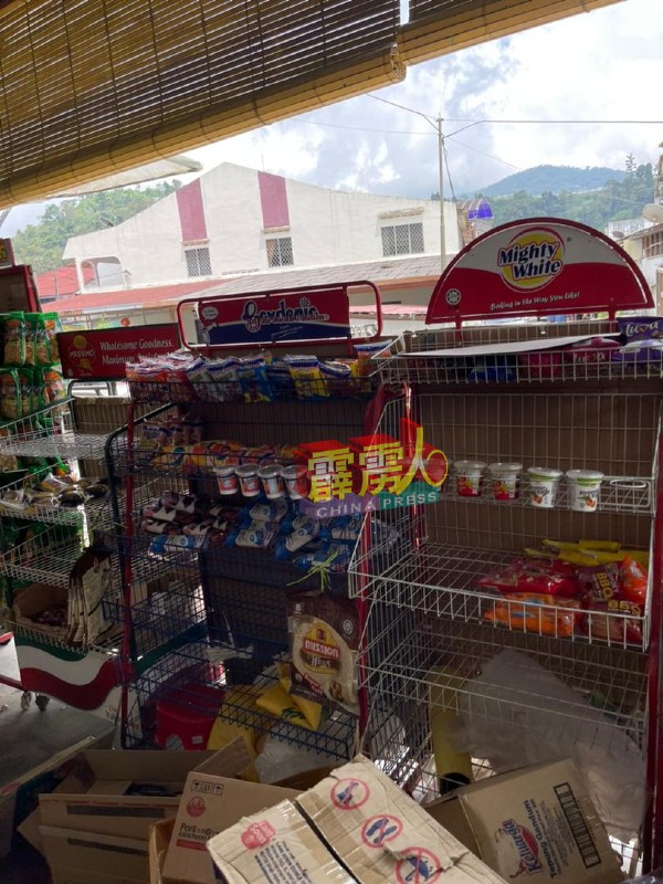 金马崙甘榜拉惹将实施强管令，杂货店出现购物人潮，日用品及粮食等成为抢手货。（受访者提供）