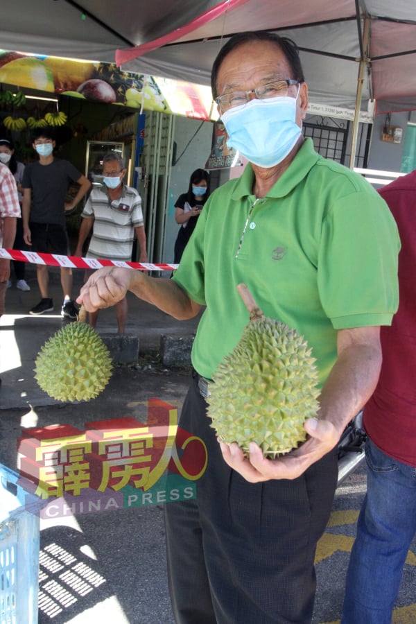 市民吴国华趁榴槤上市，选购心头好与家人共享。