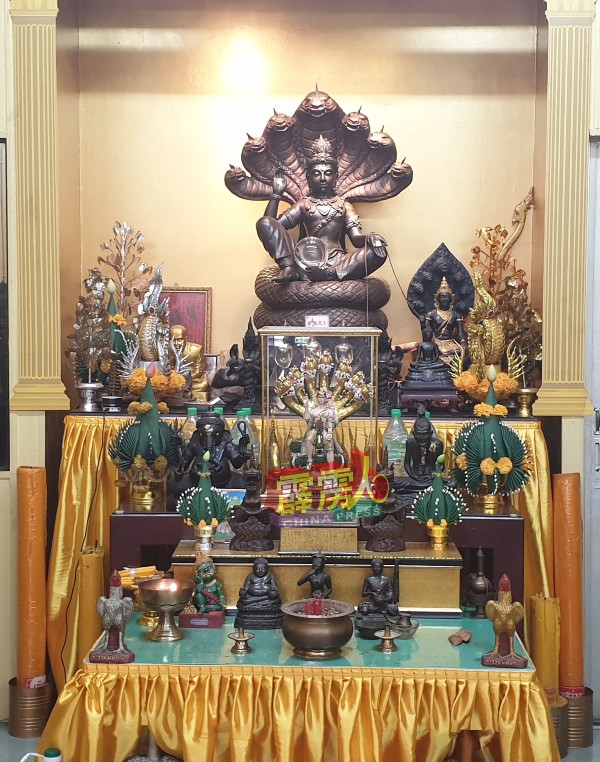 天尊宫内供奉泰国龙神，供善信膜拜。