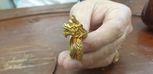 成为泰国龙指代言人后，覃法正特订制了龙形戒指。