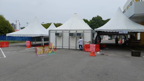 工作人员已在周三下午设立好帐篷，迎接周四（10日）起的“得来速”疫苗接种。