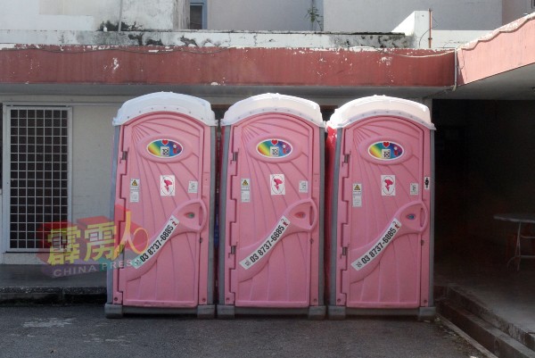 担心原有的厕所不足，当局额外增设了3个临时厕所。