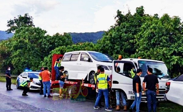 警方拦截1辆拖车，并在车内后座垫及车厢里搜出447包冰毒及K他命。 （图取自面子书）
