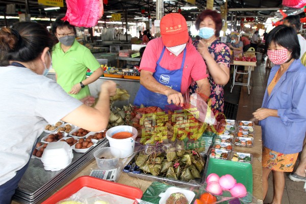 端午节将至，巴刹售买粽子的小贩摊，也见较多民众前来购买粽子。