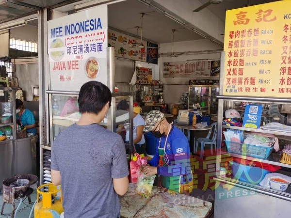 在全国大封锁期间，丽雅的印尼爪哇面摊迎来不少顾客上门打包。