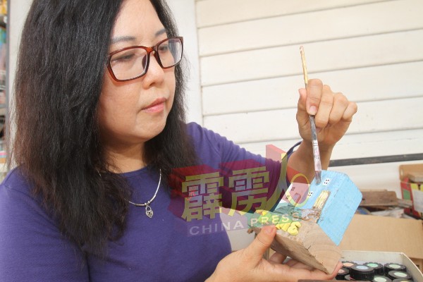 李金莲自小对美术、工手作品深感兴趣。