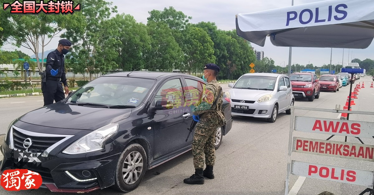 警方在永旺霸市前的路段设有路障，逐一查核路过轿车，造成当地出现车龙。
