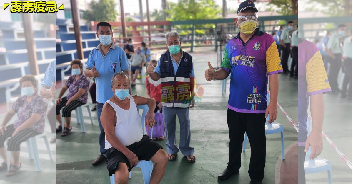 胡友全（左站者）和曼绒市议员陈修志（右站者），感谢霹雳州卫生局的安排，为村民提供接种疫苗的便利。