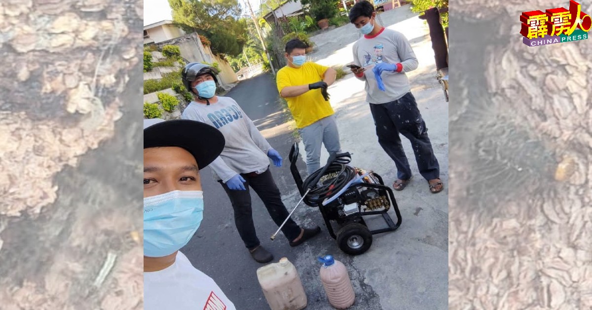 灭虫队员林明正（左起）、蔡静荣、陈政琪及许榕升，于日前展开2次的杀虫剂工作。