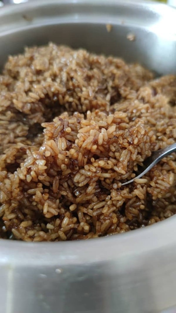 利用爆香虾米后的虾米油和适量的蘑菇水，是炒香糯米的秘诀之一。