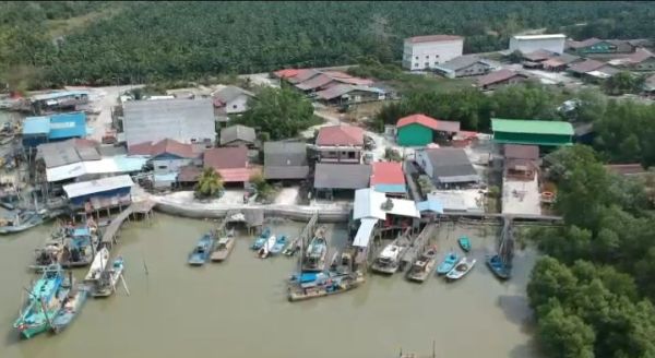 只有約10戶人家的百年漁村峇眼里拔，卻供應我國半島約50%的鮮蚶供應量。