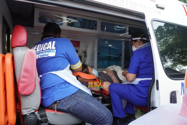 市民乘坐自僱救护车前往接种。