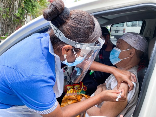 为了方便长者，霹雳人民专科医院团队也安排长者在车内接种。