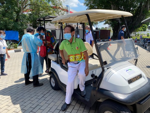 霹雳人民专科医院安排“高尔夫球车”载送民众。