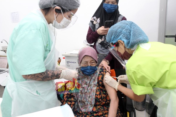 通过 MySejahtera登记接种疫苗者，被安排到Klinik De Era进行接种。