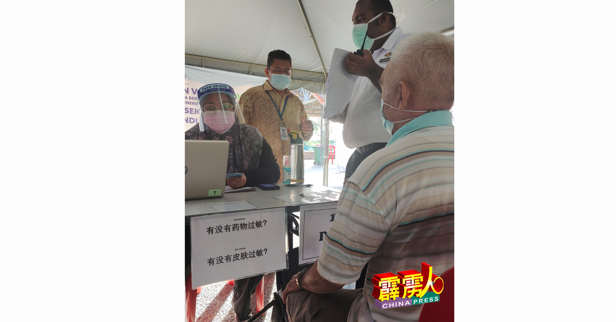 和丰疫苗接种中心志工担心一些华裔长者不谙国语，特制作华语解说的提醒。