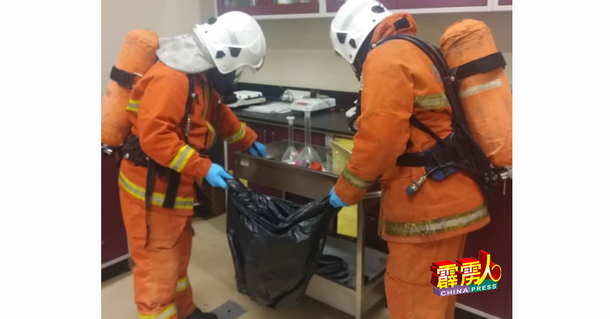 珑消拯局派员穿着完整的个人防护装备和呼吸设备，才进入实验室展开清理工作。