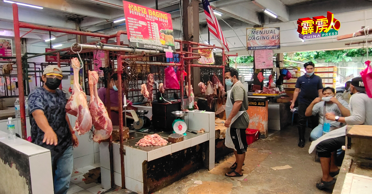 江沙巴刹牛肉档在哈芝节前夕，生意会比其他档口火红，因为马来同胞都要使用这些食材烹煮仁当咖哩