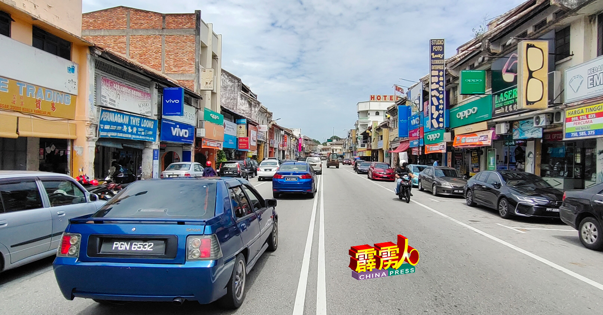 霹州“王城”江沙大街这两天的车流量虽多，但是商店却没有购买人潮，被商家认为是“空雷不雨”。
