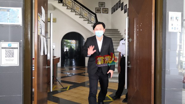 杨祖强离开法庭时，也不忘和媒体打招呼。