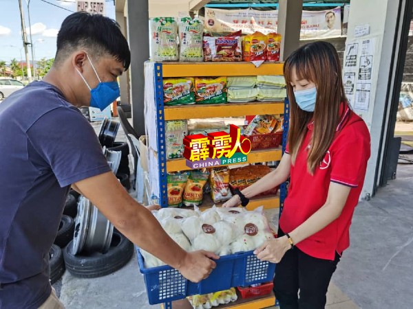 1名市民将善心人士将捐助的包点送往各食物银行，让需援助者品尝不一样的食物。