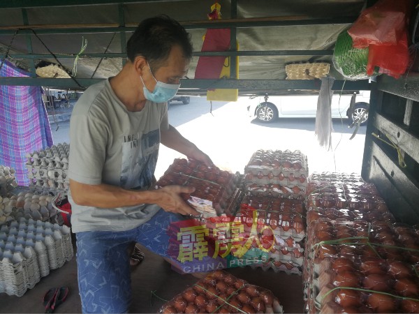 鸡蛋摊贩李先生坦言，不同地方不同指令，让身为流动摊贩的他难以适从。