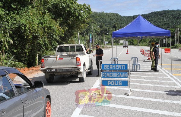 警方于积莪营路口前的大道增设路障，严查往返金宝及打巴方向的车辆。