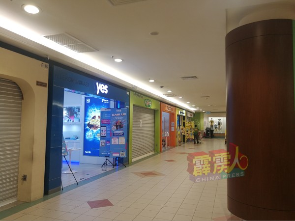 永旺商场内同排许多店面皆没营业，仅有数家电讯服务中心营业。