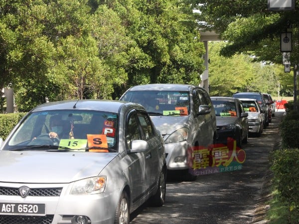 以得来速（Drive Thru）接种第2剂疫苗的民众，在车内静候本身接种的轮次。