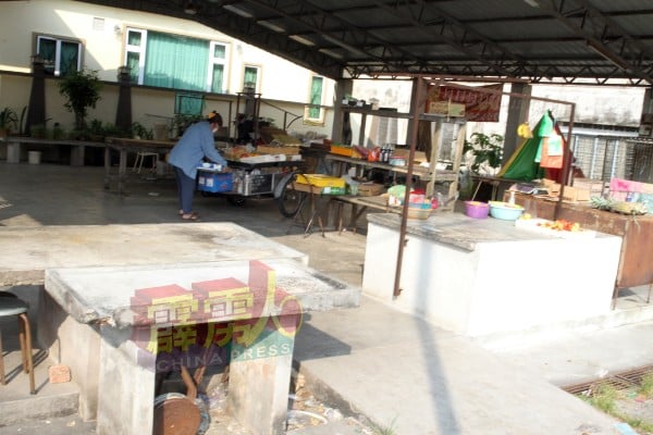 周三（28日）的新村巴刹，大多数摊贩早在9时不到已开始收摊。