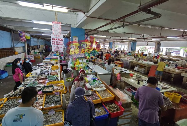 怡保中央公市各鱼摊贩照常营业。