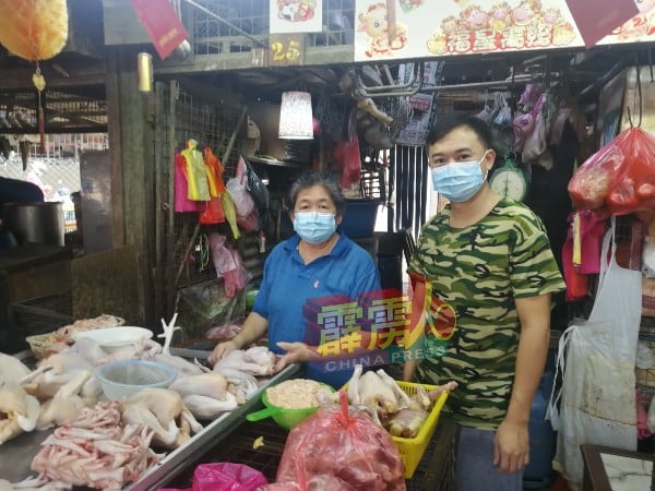 刘女士及儿子文家乐（鸡肉摊小贩）