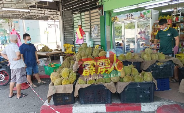 黄仲翰的大多数名种榴梿，以粒计促销榴梿，继而吸引顾客上门购买。