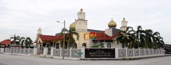 位于怡保大和园SPPK区的清真寺的牆壁，早前遭人喷写红字的情况于週三（14日）已被清理干淨。
