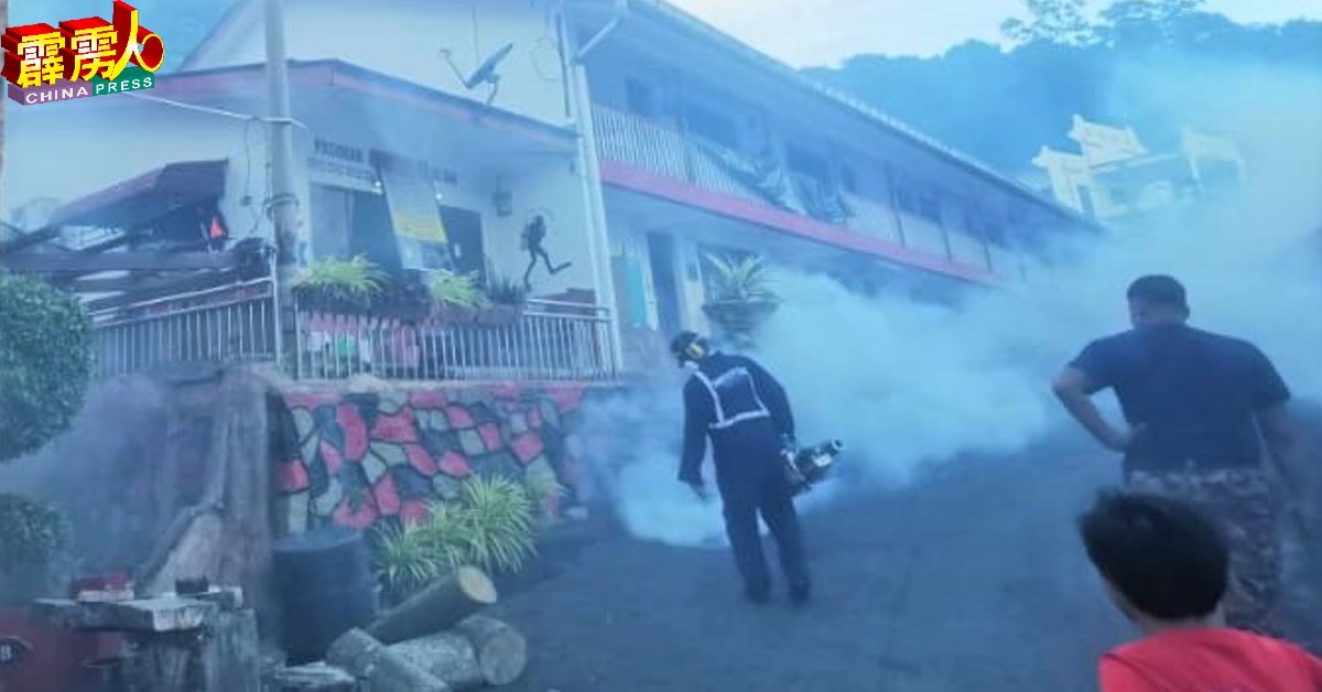 特别行动小组也展开大面积的喷洒驱蚊喷雾作业。