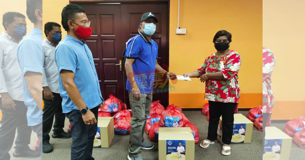 赞比里（右2）派发援助品给邦咯岛酒店和民宿员工，协助共度难关。