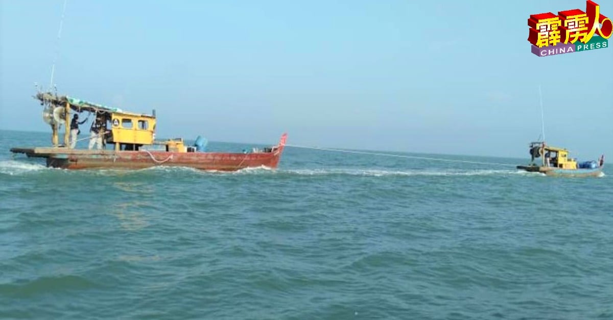 霹雳海事执法机构巡逻队，拦截2艘违规捕获的本地渔船。