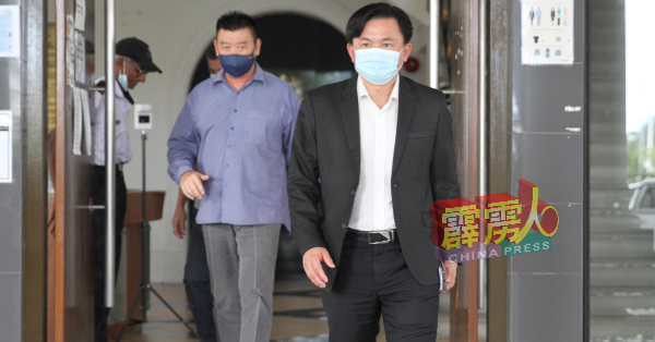 杨祖强（右）步离法庭。