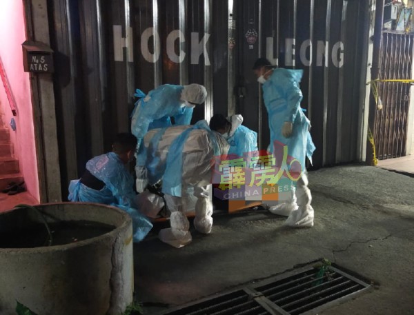 曾申诉面对睡不好问题的华裔独居汽车喷漆老板，被友人发现吊毙在店屋的楼梯处。