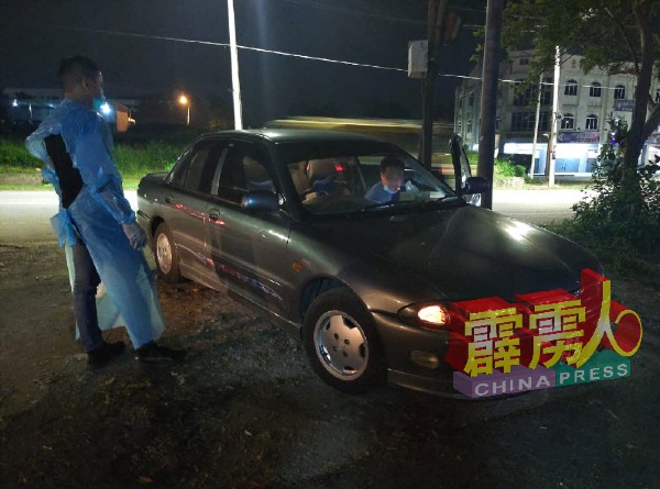 目击者张国忠与警员到死者汽车查找。
