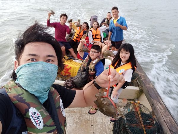 Brother Travel旅行社也可带游客观看渔民捕捉红树林沼泽螃蟹，是很棒的亲子游。