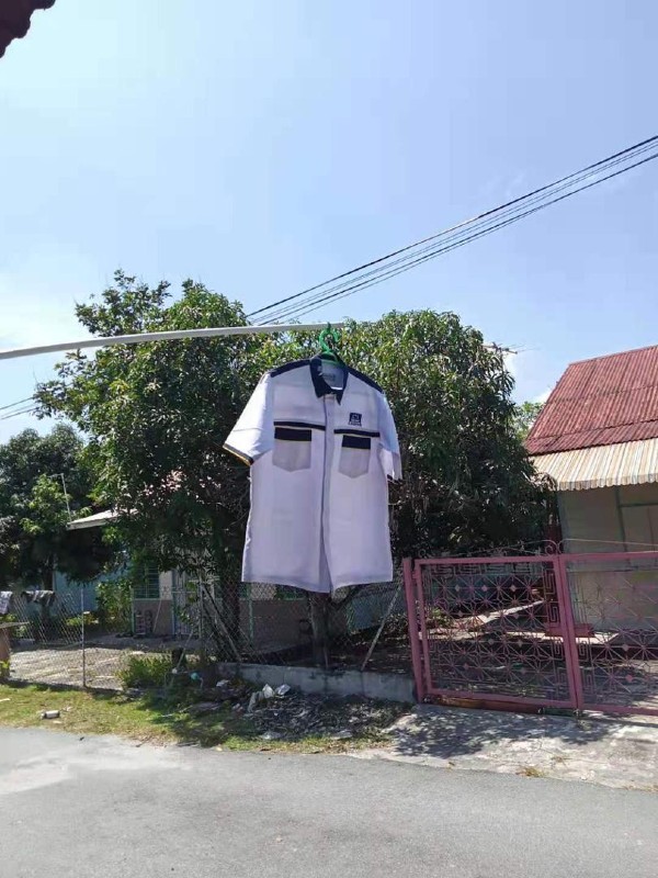 一名马华党员陷入断粮危机，因为家里没有白旗白布，所以把一件国阵白衣挂出来当白旗向外界求助。