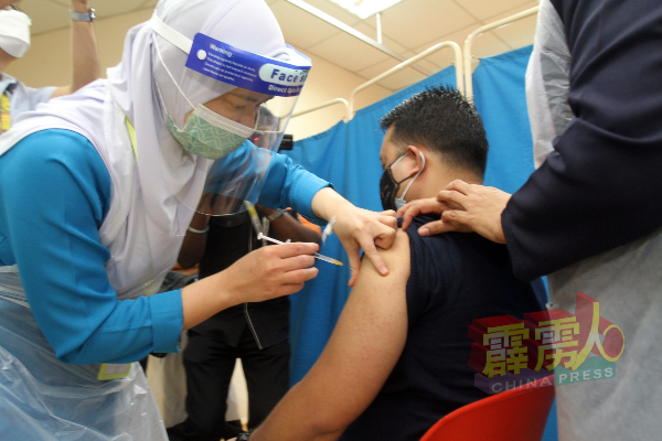 护士专注为私人界员工施打疫苗。