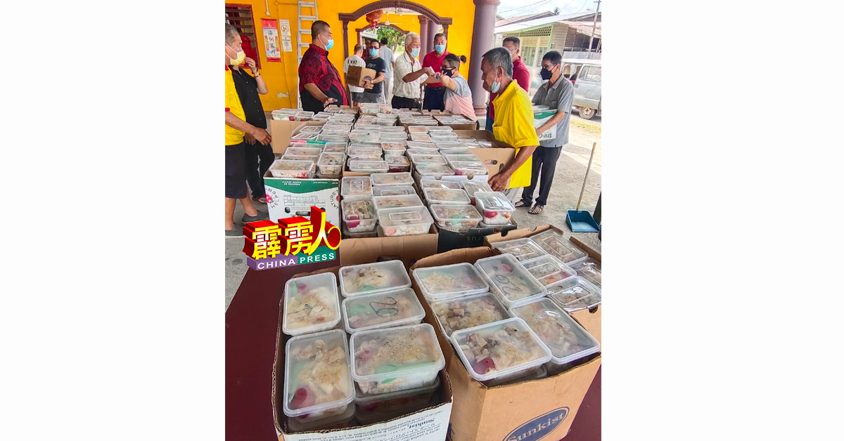 配合关帝诞庆典，江沙关帝庙于週一布施800盒饭与口罩给江沙一带的贫户。