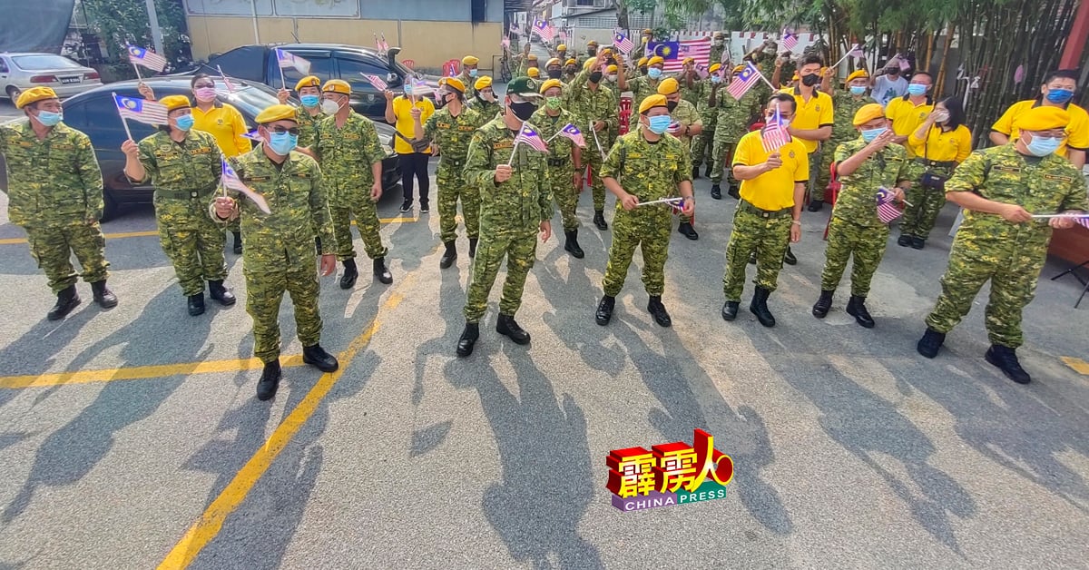 江沙樱花园警团G0296举办大马独立64週年庆典活动，在保持人身距离下，与嘉宾们挥动“辉煌条纹”。